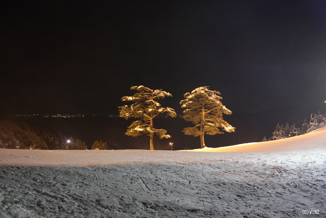 石川県 大倉岳高原スキー場　日本海コース頂上「ホットハウス」付近　ナイター　夜景を望む
